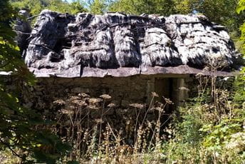 LOVĆENSKI MEDALJONI: Rijetkost - kamena kuća pokrivena ražanom slamom