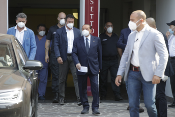 Berluskoni izašao iz bolnice Berluskoni izašao iz bolnice