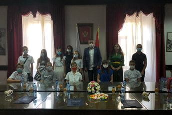 Aprcović: Za nabavku udžbenika za osnovce 140.000 eura Aprcović: Za nabavku udžbenika za osnovce 140.000 eura