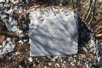 Sjutra otkrivanje nove spomen-ploče na brdu Uzdomir Sjutra otkrivanje nove spomen-ploče na brdu Uzdomir