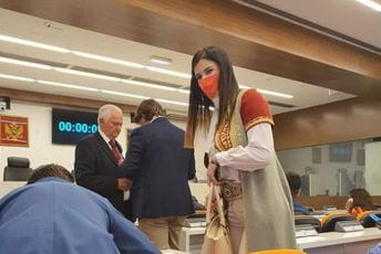 Ivanović u crnogorskoj nošnji došla na sjednicu SO Budva Ivanović u crnogorskoj nošnji došla na sjednicu SO Budva