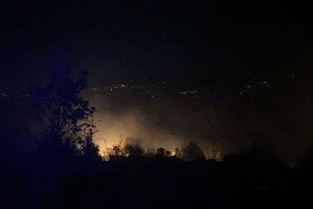 Veliki požari na Smokovcu i Kučima, vatrogasci brane objekte Veliki požari na Smokovcu i Kučima, vatrogasci brane objekte