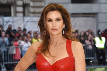 Sindi Kraford opet na naslovnicama: Njena ljepota je neprolazna Sindi Kraford opet na naslovnicama: Njena ljepota je neprolazna