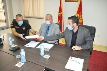 Uprava policije dobila uređaj za provjeru dokumenata vrijedan 50.000 eura Uprava policije dobila uređaj za provjeru dokumenata vrijedan 50.000 eura