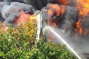 Požar na Karabuškom polju, gorjelo više objekata, vatrogasci povrijeđeni  (VIDEO)