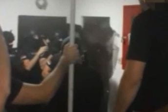 (VIDEO) Upad policije u stan osumnjičenog za ubistvo Strahinje Stojanovića (VIDEO) Upad policije u stan osumnjičenog za ubistvo Strahinje Stojanovića