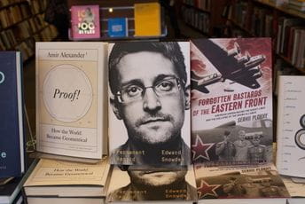 Snouden pristao da preda pet miliona dolara američkoj vladi Snouden pristao da preda pet miliona dolara američkoj vladi