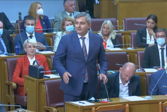 RADUNOVIĆ: URA da podrži manjinsku vladu ako ne može da kontroliše šoviniste u svojim redovima RADUNOVIĆ: URA da podrži manjinsku vladu ako ne može da kontroliše šoviniste u svojim redovima