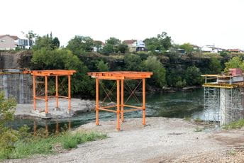 Uskoro počinje postavljanje čelične konstrukcije na novom pješačkom mostu na Morači Uskoro počinje postavljanje čelične konstrukcije na novom pješačkom mostu na Morači