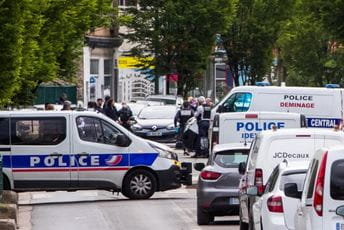 Opet drama kod Šarli ebdoa: Napadač nožem izbo četvoro Opet drama kod Šarli ebdoa: Napadač nožem izbo četvoro