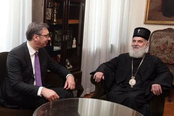 Vučić Irineju: Srbiji i srpskom narodu nikada niste bili potrebniji, pobijedite opaku bolest Vučić Irineju: Srbiji i srpskom narodu nikada niste bili potrebniji, pobijedite opaku bolest