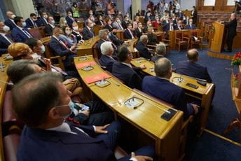 Kad nema ministarske fotelje, dobra je i poslanička klupa Kad nema ministarske fotelje, dobra je i poslanička klupa