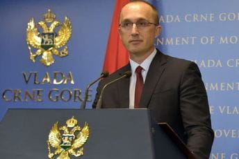 ,,Strecaj sad, i kad spavaš i kad se šetaš...“ ,,Strecaj sad, i kad spavaš i kad se šetaš...“