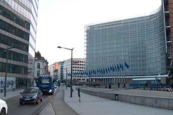 U Briselu bez maski na otvorenom Ilustracija