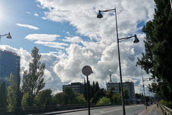 Pretežno sunčano i vedro, mogući lokalni pljuskovi tokom dana
