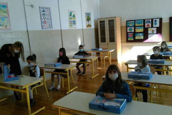 Prva generacija prvaka sa zaštitnim maskama krenula u školu Prva generacija prvaka sa zaštitnim maskama krenula u školu