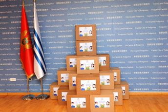 Glavni grad donirao zaštitne vizire za potrebe obrazovnih ustanova na teritoriji Podgorice Glavni grad donirao zaštitne vizire za potrebe obrazovnih ustanova na teritoriji Podgorice