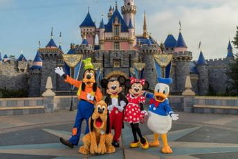 Zatvaraju 'Disney' parkove, otpušteno 28.000 radnika Zatvaraju 'Disney' parkove, otpušteno 28.000 radnika