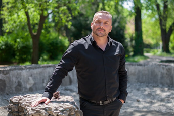 Sunce utisnuto u morski talas Milutin Obradović