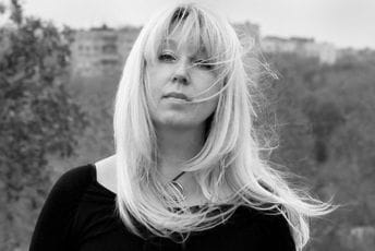 Ruska novinarka se zapalila ispred kancelarije Ministarstva unutrašnjih poslova Ruska novinarka se zapalila ispred kancelarije Ministarstva unutrašnjih poslova