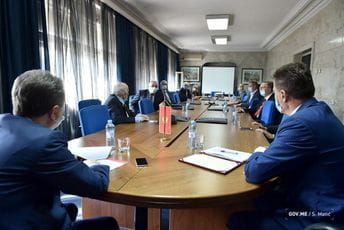 Nuhodžić od penzionisanih službenika MUP-a dobio priznanje Nuhodžić od penzionisanih službenika MUP-a dobio priznanje