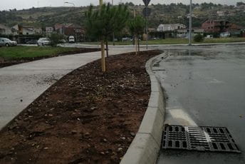 Ekipe gradskog Zelenila pejzažno uređuju kružni tok u Bloku V Ekipe gradskog Zelenila pejzažno uređuju kružni tok u Bloku V