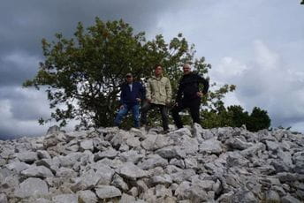 Grbić: Na pragu smo istraživanja koje će reći pravu istinu o našoj prošlosti Profesor Grbić i arheolog Miloš Petričević na jednom od tumula u Boki