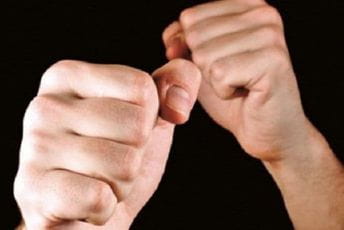 Masovna tuča u Baru: Maloljetnik nožem ranio sugrađanina Masovna tuča u Baru: Maloljetnik nožem ranio sugrađanina