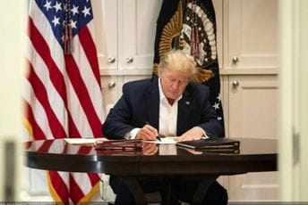 Tramp u bolnici potpisao papir koji je bio – prazan Tramp u bolnici potpisao papir koji je bio – prazan