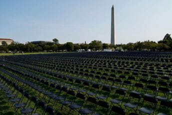 Blizu Bijele kuće 20.000 stolica, svaka predstavlja deset žrtava korone u SAD-u Blizu Bijele kuće 20.000 stolica, svaka predstavlja deset žrtava korone u SAD-u