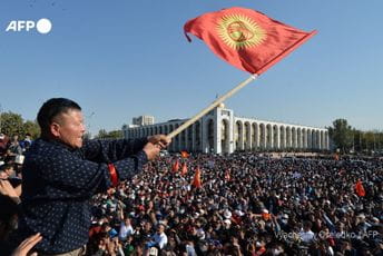 Demonstranti u Kirgistanu oslobodili bivšeg predsjednika i premijera iz zatvora Demonstranti u Kirgistanu oslobodili bivšeg predsjednika i premijera iz zatvora
