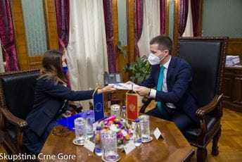 Bečiću uručen izvještaj EK: Niz jasnih preporuka na putu ka EU Bečiću uručen izvještaj EK: Niz jasnih preporuka na putu ka EU