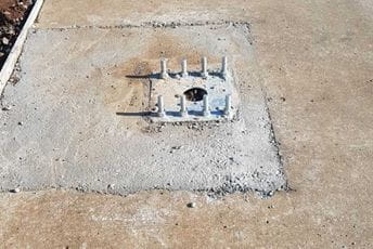 Trotoar nebezbjedan: Metalne šipke problem za pješake Trotoar nebezbjedan: Metalne šipke problem za pješake