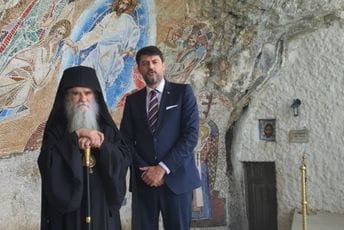 Vučić poželio Amfilohiju brz oporavak Vučić poželio Amfilohiju brz oporavak