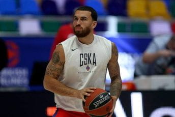 Trener Makabija pljunuo ka tamnoputom igraču, spasila ga maska Trener Makabija pljunuo ka tamnoputom igraču, spasila ga maska