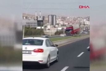 (VIDEO) Kamionu otkazale kočnice tokom vožnje, vozač dva kilometra vozio unazad (VIDEO) Kamionu otkazale kočnice tokom vožnje, vozač dva kilometra vozio unazad