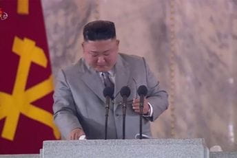 Kim Džong Un zaplakao na vojnoj paradi, izvinio se narodu "zbog neuspjeha" Kim Džong Un zaplakao na vojnoj paradi, izvinio se narodu "zbog neuspjeha"
