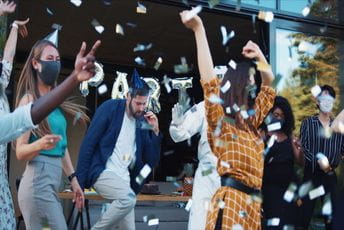 Tri studenta u Engleskoj kažnjena 30.000 funti zbog zabave u samoizolaciji Tri studenta u Engleskoj kažnjena 30.000 funti zbog zabave u samoizolaciji