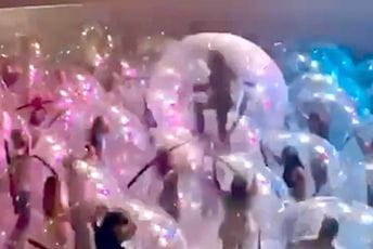 Publika u balonima na koncertu benda The Flaming Lips Publika u balonima na koncertu benda The Flaming Lips