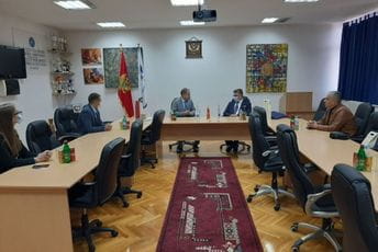 Hrvatski ambasador Veselko Grubišić posjetio Fakultet za sport i fizičko vaspitanje Hrvatski ambasador Veselko Grubišić posjetio Fakultet za sport i fizičko vaspitanje