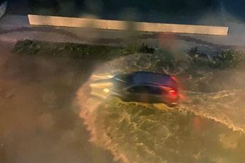 Vatrogasci spašavali djecu i odrasle iz poplavljenih kuća u Baru Vatrogasci spašavali djecu i odrasle iz poplavljenih kuća u Baru