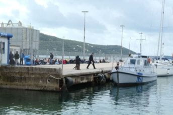 Na jedrilici u hercegnovskom zalivu pronađena 52 migranta Na jedrilici u hercegnovskom zalivu pronađena 52 migranta