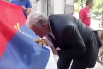 Hoće li mandatar ovako ikad poljubiti zastavu svoje države?