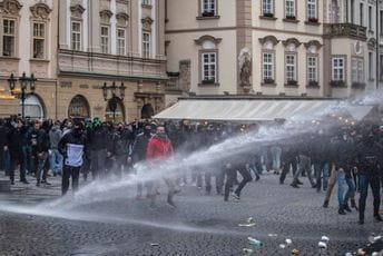 Burno u Pragu - stotine demonstranata napalo policajce Burno u Pragu - stotine demonstranata napalo policajce
