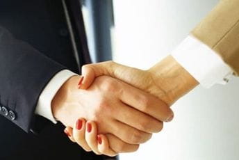 Muškarcu uskraćeno njemačko državljanstvo zbog odbijanja da se rukuje sa ženom Muškarcu uskraćeno njemačko državljanstvo zbog odbijanja da se rukuje sa ženom