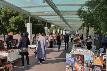 Ljudi se plaše, izbjegavamo bliže susrete ali mora da se živi, maske se kupuju kao hljeb