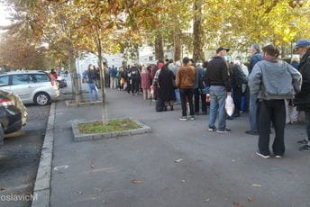 Ogromni redovi za besplatnu hranu u Beogradu Ogromni redovi za besplatnu hranu u Beogradu