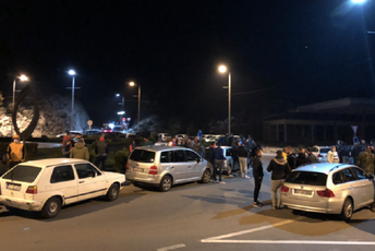 Cetinjski ugostitelji blokirali kružni tok Cetinjski ugostitelji blokirali kružni tok