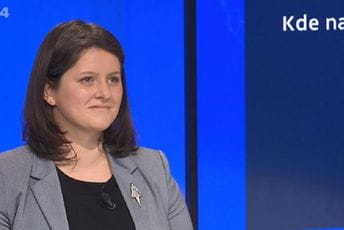 Češka ministarka mislila da je mikrofon isključen, pa premijera nazvala idiotom Češka ministarka mislila da je mikrofon isključen, pa premijera nazvala idiotom