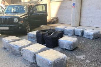 Uhapšen Podgoričanin u automobilu mu pronašli skoro 200 kilograma marihuane Uhapšen Podgoričanin u automobilu mu pronašli skoro 200 kilograma marihuane